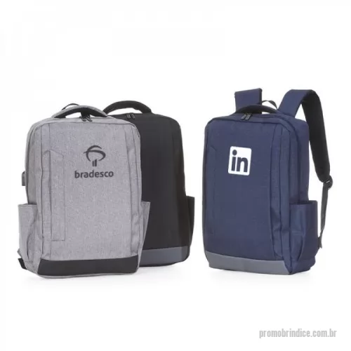 Mochila para notebook personalizada - Mochila de nylon com compartimento principal com bolso para notebook 15.6 polegadas, possui divisórias para documentos e caneta, compartimento frontal com abertura vertical, bolsos laterais com revestimento interno emborrachado e dispositivo com entrada usb na parte externa, seu cabo usb acoplado internamente permite a conexão de um carregador portátil na área interna e a conexão de um eletrônico na área externa, viabilizando a carga e utilização do eletrônico enquanto caminha. Contém zíperes preto, faixa emborracha na área inferior frontal, alça horizontal para encaixe em malas de viagem, alças para costas ajustáveis com revestimento anti-transpirante e duas alças de mãos em nylon, sendo uma delas com revestimento interno.