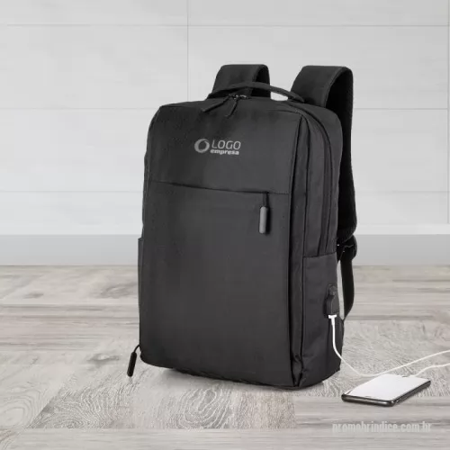 Mochila para notebook personalizada - Descrição: Mochila de nylon 20 litros com três compartimentos, sendo o principal com bolso para notebook 15,6. Com divisórias internas para acessórios, a mochila possui bolso lateral e suporte externo usb.  Altura :  42 cm  Largura :  30 cm  Profundidade :  17 cm  Medidas aproximadas para gravação (CxL):  23 cm x 10 cm