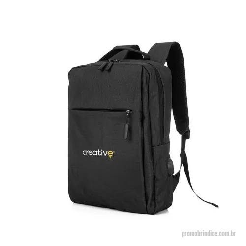 Mochila para notebook personalizada - Mochila Slim com capacidade de 21 litros, confeccionada em poliéster resistente, adequada para uso diário e profissional. Projetada para acomodar notebooks de até 15,6 polegadas, oferece organização eficiente para seus dispositivos e acessórios. Conta com porta USB externa que facilita o carregamento de baterias portáteis, permitindo conectar dispositivos eletrônicos sem a necessidade de abrir a mochila. Possui bolso lateral para armazenamento prático de garrafas ou objetos de fácil acesso. Seu design compacto e funcional atende às necessidades de quem busca mobilidade e organização em ambientes urbanos.  Características: • Porta USB externa para bateria portátil; • Bolso lateral para objetos de fácil acesso; • Mochila Slim com compartimento para notebook até 15,6