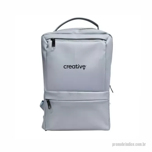 Mochila para notebook personalizada - Combinação perfeita entre elegância e praticidade com esta mochila revestida couro sintético + PU. Com um design moderno e despojado, possui 3 compartimentos, sendo 2 frontais e é ideal para quem busca um acessório versátil para diferentes ocasiões. Espaço interno amplo, compartimento para notebook e outras divisórias, alças ajustáveis e acolchoadas para um maior conforto e alça traseira para encaixe na bagagem.
