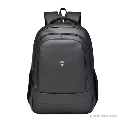 Mochila para notebook personalizada - Mochila confeccionada em PU e couro sintético liso, materiais resistentes e de fácil limpeza. Possui três compartimentos, sendo um frontal com abertura vertical, que permite melhor organização de objetos pessoais. Conta também com dois bolsos laterais com elástico, adequados para garrafas ou itens de rápido acesso. O espaço interno é amplo, com compartimento específico para notebook, garantindo proteção no transporte. Suas alças são ajustáveis e acolchoadas, proporcionando maior conforto no uso prolongado, além de alça traseira que possibilita encaixe em malas de viagem.