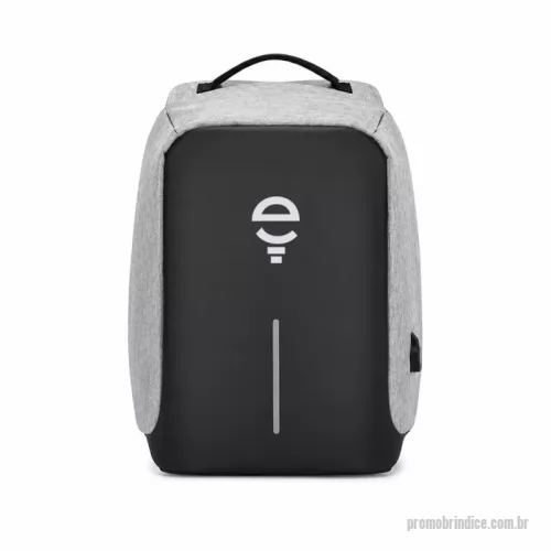 Mochila para notebook personalizada - Mochila confeccionada em tecido Oxford, resistente e adequada para uso diário, trabalho ou viagens. Conta com conector USB externo acoplado a cabo interno, permitindo carregar dispositivos móveis com praticidade (requer power bank, não incluso). Na alça de ombro, possui um mini bolso com zíper para pequenos itens de acesso rápido, como cartões ou chaves. Inclui também alça traseira para acoplar em malas de viagem e faixa refletiva para maior visibilidade em ambientes com pouca luz. Seu interior é bem estruturado, com compartimentos dedicados para celular, tablet, bolso com zíper e cinto elástico organizador. O espaço acolchoado para notebook comporta dispositivos de até 33x25cm, proporcionando segurança contra impactos leves.