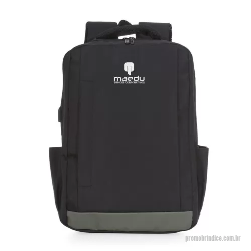 Mochila para notebook personalizada - Mochila de nylon 21 litros com dois compartimentos, sendo o principal com bolso para notebook 15,6. Com divisórias internas para acessórios, a mochila possui bolsos laterais, suporte externo usb, duas alças de mãos e alça para engate em malas de viagem.