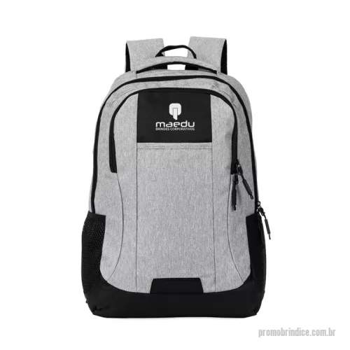 Mochila para notebook personalizada - Mochila impermeável em Oxford com revestimento em PU, capacidade máxima de 23 litros e fechamento em zíper com puxadores em nylon e plástico. Possui compartimento principal com divisória para notebooks de até 17,3 polegadas. Conta com compartimento frontal e dois bolsos laterais em malha com elástico, alça para encaixe em malas de viagem e revestimento em espuma respirável nas costas, nas alças de ombro e na alça superior de mão.