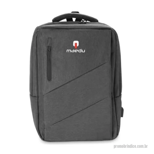 Mochila para notebook personalizada - Mochila para notebook de até 15,6” com expansor, confeccionada em tecido externo de poliéster 600D e tecido interno de poliéster 210D. Possui conector USB na lateral, compartimento frontal com zíper e compartimento principal com divisórias para pequenos objetos, chaves, tablet e notebook de até 15,6”. Conta ainda com engate para mala de viagem, além de alças de mão e de ombro acolchoadas.