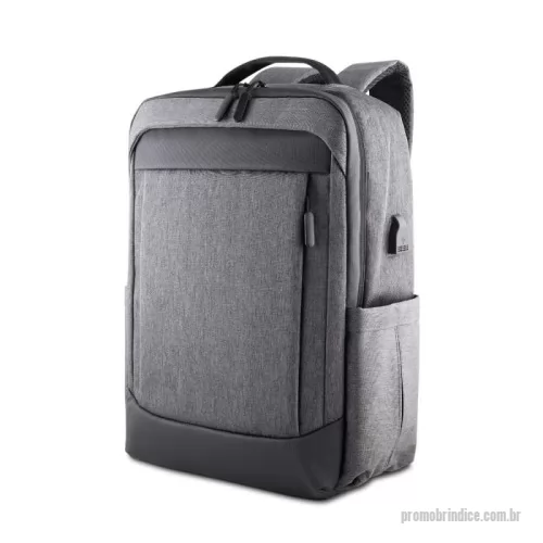 Mochila para notebook personalizada - Mochila em tecido Oxford com detalhe em PU e interior em poliéster 190D, capacidade de 21L. Possui conector USB lateral, bolso frontal com zíper, dois bolsos laterais, compartimento interno para notebook de até 15,6” e tablet, divisórias internas, alça de mão, alça de ombro acolchoada e engate para mala de viagem.