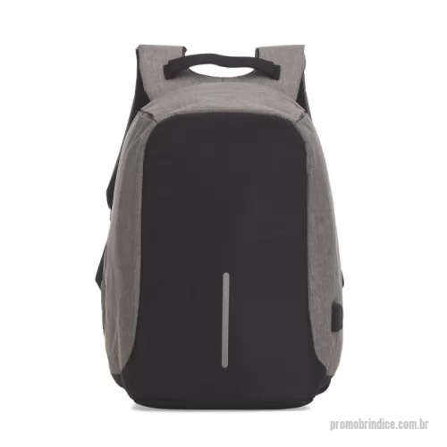 Mochila para notebook personalizada - Mochila anti-furto de poliéster. Pensando na segurança do usuário foi confeccionado o compartimento principal na área traseira, impossibilitando a abertura do produto mesmo com a mochila na costa do usuário. Possui dispositivo com entrada USB na parte externa com cabo USB acoplado internamente; permitindo a conexão de um carregador portátil na área interna e a conexão de um eletrônico na área externa, viabilizando a carga e utilização do eletrônico enquanto caminha. Área interna do compartimento principal: bolso para notebook de 15,6 polegadas, bolso para tablet, quatro bolsos para acessórios, possui nas laterais internas sistema de velcro, maximizando a segurança da mochila. Parte frontal com faixa refletiva, alças para as costas ajustáveis revestidas com espuma para um maior conforto sendo uma delas com bolso de zíper, alça para mãos e alça horizontal para encaixe em malas de viagem.