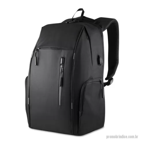 Mochila para notebook personalizada - Mochila em poliéster 300D com forro em poliéster 190D, capacidade de 24 litros. Conta com faixa reflexiva nas alças de ombro e na parte da frente, engate para mala de viagem, conector USB lateral, dois bolsos laterais com zíper, dois bolsos frontais com zíper, duas alças de mão e compartimentos internos para notebook de até 15,6” e pequenos objetos.