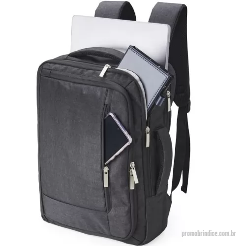 Mochila para notebook personalizada - Descrição: Mochila de poliéster 21 litros com 4 compartimentos, sendo o principal com bolso para notebook 15,6 e compartimento com bolso sanfonado, ideal para documentos. Com divisórias internas para acessórios, a mochila possui suporte externo USB, alça para engate em malas de viagem e duas alças de mãos, sendo uma delas para o transporte da mochila no formato pasta.  Altura :  40 cm  Largura :  30 cm  Profundidade :  15 cm