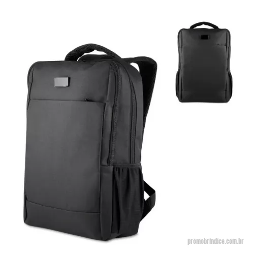 Mochila para notebook personalizada - 	Mochila em poliéster 600D com interior em poliéster 210D e capacidade de 13L. Possui plaquinha metálica imantada (2,2x4,1 AxL) na parte frontal da mochila, bolso frontal com zíper, dois bolsos laterais, engate para mala de viagem e dois compartimentos com divisórias, incluindo espaço para notebook de até 15,6.