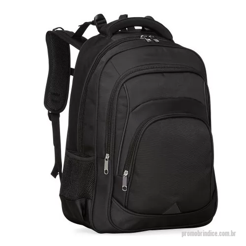 Mochila para notebook personalizada - Mochila confeccionada em poliéster impermeável com capacidade máxima para 27 litros. Possui três compartimentos, um deles com bolso para notebooks de até 15,6 polegadas. Conta ainda com bolsos laterais em malha, alça para encaixe em malas de viagem, alças de compensação, duas alças de mãos e área costada com revestimento espumado. Acompanha plaquinha metálica para personalização.  Altura: 47,5 cm Largura: 33 cm Medidas aproximadas para gravação: (CxL): Plaquinha 1,5 cm x 3,5 cm