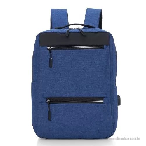 Mochila para notebook personalizada - Mochila confeccionada em nylon resistente à água com capacidade máxima de 20 litros. Conta com três compartimentos, sendo o principal com divisórias para notebooks de até 15,6 polegadas e bolsos internos em diferentes tamanhos e os outros dois em tamanhos diferentes, localizadas na parte frontal. Conta ainda com bolso lateral e suporte USB externo.  Altura: 42 cm Largura: 31 cm Medidas aproximadas para gravação: (CxL): 25 cm x 16 cm Modelo de notebook utilizado para referência: Gateway NE56R15b 15,6 polegadas