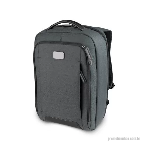 Mochila para notebook personalizada - Mochila premium para notebook confeccionada em poliéster com detalhes em PU, dois compartimentos frontais com zíper e plaquinha metálica para personalização com engate para mala de bordo. Possui compartimento interno para notebook de até 15,6 polegad