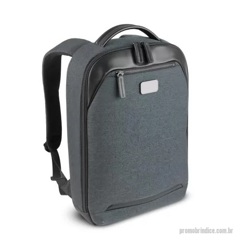Mochila para notebook personalizada - Mochila premium para notebook produzida em poliéster com detalhes em PU, com compartimento frontal com zíper e plaquinha metálica para personalização. Possui compartimento interno para notebooks de até 15,6”, divisórias internas para organização e en