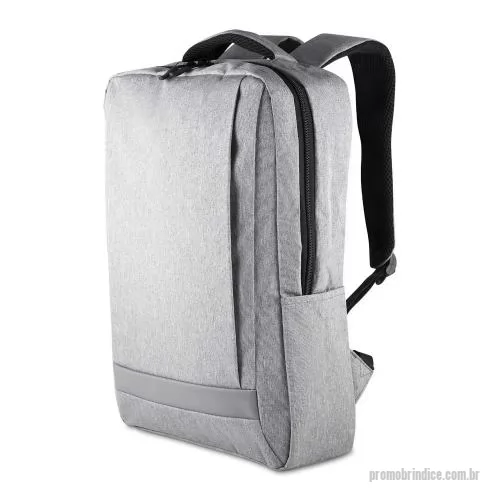 Mochila para notebook personalizada - Mochila confeccionada em tecido externo de poliéster 300D com detalhe em PU e tecido interno em poliéster 210D, com capacidade total de 13,5 litros. Possui bolso frontal com fechamento em zíper, dois bolsos laterais e compartimento interno para noteb