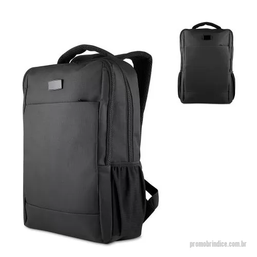 Mochila para notebook personalizada - Mochila em poliéster 600D com interior em poliéster 210D e capacidade de 13L. Possui plaquinha metálica magnética (2,2x4,1 AxL) na parte frontal da mochila. Conta com um bolso frontal com zíper, dois bolsos laterais, engate para mala de viagem e dois