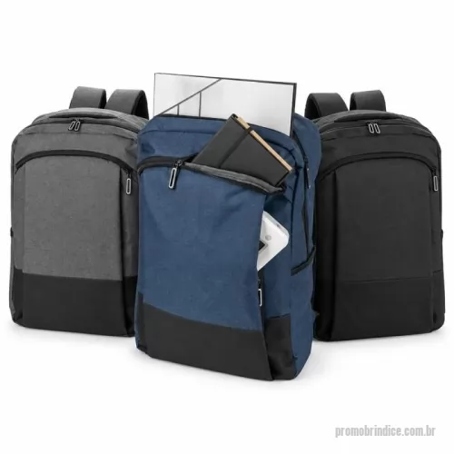 Mochila para notebook personalizada - Descrição: Mochila com capacidade máxima de 20 litros. Confeccionada em poliéster 300D resistente à água, contém estrutura interna em espuma acolchoada na parte frontal e traseira. Possui adaptador externo USB e três compartimentos em tamanhos diferentes com fechamento em zíper, incluindo um com bolsos pequenos e incluindo um com divisória interna para notebooks de até 17,3 polegadas e tira elástica com velcro para fixação. Dispõe ainda de dois bolsos laterais, alça de mão e duas alças de ombro com revestimento acolchoado em mesh.  Altura :  43,5 cm  Largura :  30 cm  Profundidade :  10,5 cm