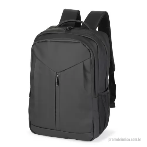 Mochila para notebook personalizada - Mochila executiva personalizada 24L em poliuretano (PU) impermeável, com estrutura acolchoada e três compartimentos com zíper. Possui divisória interna para notebook de até 15,6”, tira elástica com velcro para fixação, dois bolsos laterais em tela, alça de mão, engate para malas e costas e alças de ombro acolchoadas em tecido mesh respirável. Ideal para brindes corporativos, kits de onboarding, viagens, eventos, feiras, convenções e presentes para clientes e colaboradores. Personalizável com logotipo ou identidade visual da empresa. Medidas aproximadas: 28,5 x 42 x 14 cm. Capacidade: 24 litros. Peso aproximado: 0,696 kg.