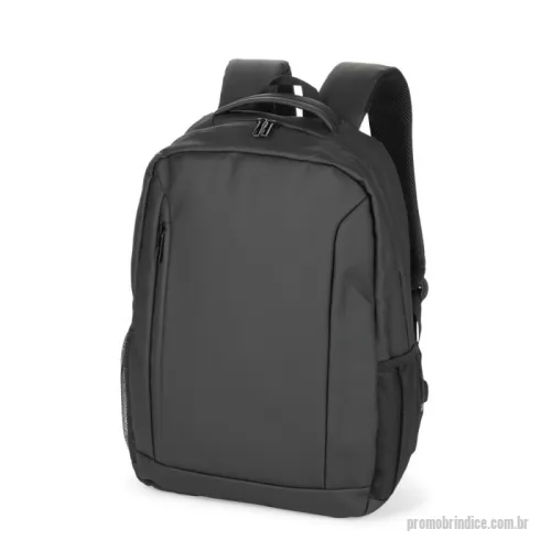 Mochila para notebook personalizada - Mochila executiva personalizada com capacidade de até 23 litros, confeccionada em poliuretano (PU) impermeável e com estrutura interna em espuma acolchoada. Possui dois compartimentos com fechamento em zíper, incluindo divisória interna para notebook de até 15,6 polegadas com tira elástica e velcro para fixação. Conta ainda com dois bolsos laterais em tela, alça de mão, engate para malas e revestimento acolchoado em tecido mesh nas costas e alças de ombro, proporcionando maior conforto no uso diário. Ideal para brindes corporativos, kits de onboarding, eventos, feiras, viagens, equipes, clientes e colaboradores. Pode ser personalizada com logotipo ou identidade visual da empresa. Medidas aproximadas: 31 x 43 x 14,5 cm. Área de gravação: 35 x 18 cm. Peso aproximado: 0,640 kg.