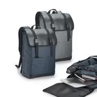 Mochila para notebook. 600D de alta densidade e tarpaulin. Com 2 compartimentos. Compartimento posterior forrado, com diversos bolsos interiores e 2 divisórias almofadadas para notebook até 17