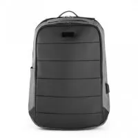 Mochila para notebook em 300D com placa de metal preta personalizável e 2 compartimentos principais. Os 2 bolsos almofadados são compatíveis com computador até 17  e com um tablet de 9,7 . Tem ainda mais 2 bolsos nas alças (1 com zipper), bolso oculto nas costas da mochila com zipper, bolso no topo com zipper e bolso aberto na lateral com entrada USB. Contém ainda tira de transporte para trolley e alças e parte posterior almofadadas. 310 x 480 x 130 mm