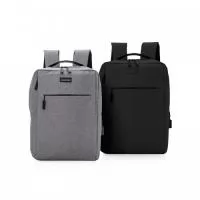 Mochila p/ Notebook em tecido poliéster com plaquinha imantada. Parte externa: 2 Bolsos frontais com ziper; 1 Bolso lateral; Alça de mão e ombro acolchoadas; Conector USB externo na lateral. Parte interna: Compartimento acolchoado p/ notebook de 39x27cm; Tamanho total do Notebook - 17¨ 2 Porta Objetos; 2 Porta Canetas.