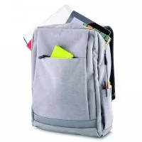 Mochila para Notebook confeccionada em tecido poliéster, possui bolso central com porta notebook, mais três bolsos interno porta tablet, celular e carteira, bolso frontal abertura superior lateral, conta também com um mini bolso externo na lateral, alça de ombro e mão, toda forrada, cabo USB e áudio interno com conector externo na lateral.
