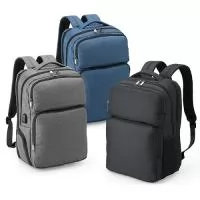Mochila de nylon de 29 litros com 6 compartimentos, sendo o principal com bolso para notebook de 15,6 polegadas e um compartimento com abertura lateral para armazenar documentos. Contém divisórias internas para acessórios e porta-chaves. A mochila possui adaptador USB externo, bolso antifurto nas costas, bolso na lateral com elástico, engate para malas de viagem, área costada com revestimento espumado e alças com bolsos integrados para cartões ou moedas