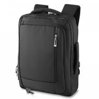 Mochila e Pasta para notebook. Que tal dar aquele presente que irá surpreender seu cliente, parceiro ou funcionário? Esta mochila é perfeita para o dia a dia, e se sua logomarca estiver nela, será sempre lembrada!!! A mochila e pasta para notebook pode ser usada como uma pasta, utilizando a alça lateral para ser carregada, ou como mochila normal. E Pensando como as pessoas hoje em dia precisam estar conectadas, ela possui cabo USB interno com conector externo na lateral. Além de divisão interna para notebook, com elástico protetor, um compartimento interno com divisória, dois bolsos externos com ziper. Alça do ziper com furo para cadeado. Confeccionada em Poliéster.   Parte externa: Possui um conector USB e um conector P2 p/ fone de ouvido, ligado internamente à mochila por meio de cabos. Dois bolsos externo com ziper protegido. Alça de mão e ombro acolchoadas. Bolso para guardar a alça de ombro. Engate para mala de viagem.  Parte interna: Compartimento p/ notebook acolchoado. 39x29cm.