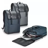 Mochila para notebook  600D de alta densidade e tarpaulin. Com 2 compartimentos. Compartimento posterior forrado, com diversos bolsos interiores e 2 divisórias almofadadas para notebook até 17