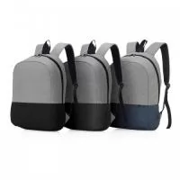 Mochila p/ Notebook em tecido poliéster.  Parte externa: Bolso frontal com ziper; Alça de mão; Alça ombro acolchoada; Conector USB na lateral.  Parte interna: Compartimento para notebook. Tamanho total do Notebook - 16,5¨