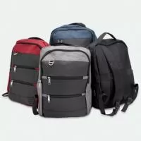 Mochila de nylon 26 Litros com detalhes em couro sintético e quatro compartimentos, sendo o principal com bolso para notebook 15,6. Com divisórias internas para acessórios, a mochila possui bolso lateral, suporte externo USB e alça para engate em malas de viagem.