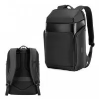 Mochila Premium, adequada para viagens de negócios, feito de tecido de poliéster, alças de ombro acolchoadas, e bolso frontal. Aceita notebook de até 15,6”, porta USB na lateral, engate para mala de viagem, com dois bolsos nas laterais.