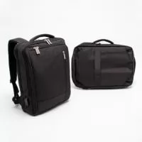 Mochila de poliéster impermeável 19 litros com 4 compartimentos, sendo o principal com bolso para notebook 15,6 e compartimento com bolso sanfonado, ideal para documentos. Com divisórias internas para acessórios, a mochila possui suporte externo USB, alça para engate em malas de viagem e duas alças de mãos, sendo uma delas para o transporte da mochila no formato pasta.