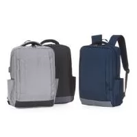 Mochila de nylon 27 litros com dois compartimentos, sendo o principal com bolso para notebook 15,6. Com divisórias internas para acessórios, a mochila possui bolsos laterais, suporte externo usb, duas alças de mãos e alça para engate em malas de viagem.