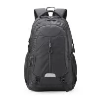 Leve tudo e mais um pouco com a nossa mochila de poliéster de 43 litros. Espaçosa e eficiente, possui três compartimentos, sendo o principal com um bolso para notebook de até 15,6 polegadas. Conta com divisórias internas para manter acessórios organizados e bolsos laterais de tela para acesso fácil aos itens essenciais. Esse modelo possui revestimento espumado nas costas para maior conforto e, para sua segurança, tem um detalhe refletivo na parte frontal, aumentando sua visibilidade em condições de pouca luz. Além disso, há um apito integrado em uma das fivelas, e as alças de compressão e compensação ajudam a distribuir o peso de forma equilibrada.