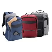Mochila de nylon 22 Litros com detalhes em couro sintético e três compartimentos, sendo o principal com bolso para notebook 15,6. Mochila possui bolso lateral e suporte externo usb.