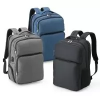 Mochila de nylon resistente à água, com capacidade de 29 litros com 6 compartimentos, sendo o principal com bolso para notebook de 15,6 polegadas e um compartimento com abertura lateral para armazenar documentos. Contém divisórias internas para acessórios e porta-chaves. A mochila possui adaptador USB externo, bolso antifurto nas costas, bolso na lateral com elástico, engate para malas de viagem, área costada com revestimento espumado e alças com bolsos integrados para cartões ou moedas.