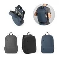 Mochila para notebook portátil em 300D poliéster reciclado (100% rPET) e forro em 210D poliéster reciclado (100% rPET). Compartimento principal almofadado, com divisória principal para portátil até 15.6" e tablet até 10.1". Mochila com 2 bolsos frontais com zíper e 2 bolsos laterais com detalhe em tela mesh. Parte posterior e alças almofadadas, ajustáveis para os ombros. A parte posterior e alças almofadadas incorporam uma alça para trolley em caso de necessidade. Design idealizado para assegurar uma excelente arrumação nas suas viagens de trabalho ou lazer. Capacidade até 18 L. 300 x 450 x 140 mm