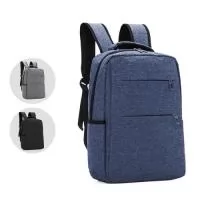 Mochila para notebook em tecido poliéster 600D e interior em 210D.  Parte externa: 3 Bolsos frontais com ziper; 2 Bolsos laterais; Alça de mão e alça ombro acolchoada; Parte interna: Compartimento acolchoado p/ notebook de 39x28cm. Tamanho total do Notebook - 15.6"