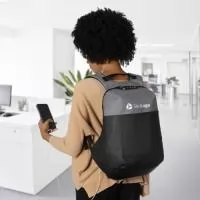 Mochila anatômica antifurto de 35 litros em poliéster resistente à água com três compartimentos, sendo dois deles exclusivos para cartões e proteção contra furto. Contém cadeado numérico, compartimento principal com amplo espaço e bolso para notebook