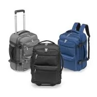 Esta mochila é uma companhia ideal para viagens de todos os portes. Feita em poliéster impermeável resistente, ela conta com alça retrátil em metal e apoio e botão de acionamento em plástico, além dos freios de mesmo material, ela tem espaço de sobra