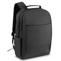 Mochila produzida em tecido de poliéster 600D e PU, com engate para mala de viagem, alça de ombro acolchoada, bolsos frontais com zíper,dois compartimentos laterais, aceita notebooks de até 15,6”. Alça de ombro ajustável, porta USB na lateral da moch