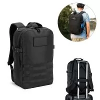 "Mochila para utilização diária em ambientes profissionais ou de lazer, Ideal também para esportes e caminhadas ao ar livre. O seu design torna esta mochila um produto versátil e resistente. Composta por poliéster reciclado 600D de alta densidade e f