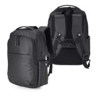 Mochila em couro sintético 20 litros resistente à água com quatro compartimentos, sendo o principal com bolso para notebook até 14 e um exclusivo com proteção contra furto. Com divisórias internas para acessórios, a mochila possui bolsos laterais, suporte externo usb, duas alças de mãos, alça para encaixe em malas de viagem e área costada com revestimento espumado.