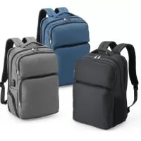 Descrição: Mochila de nylon resistente à água, com capacidade de 28 litros com 6 compartimentos, sendo o principal com bolso para notebook de 15,6 polegadas e um compartimento com abertura lateral para armazenar documentos. Contém divisórias internas para acessórios e porta-chaves. A mochila possui adaptador USB externo, bolso antifurto nas costas, bolso na lateral com elástico, engate para malas de viagem, área costada com revestimento espumado e alças com bolsos integrados para cartões ou moedas.  Altura :  40,5 cm  Largura :  29 cm  Profundidade :  14 cm