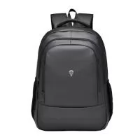Mochila confeccionada em PU e couro sintético liso, materiais resistentes e de fácil limpeza. Possui três compartimentos, sendo um frontal com abertura vertical, que permite melhor organização de objetos pessoais. Conta também com dois bolsos laterais com elástico, adequados para garrafas ou itens de rápido acesso. O espaço interno é amplo, com compartimento específico para notebook, garantindo proteção no transporte. Suas alças são ajustáveis e acolchoadas, proporcionando maior conforto no uso prolongado, além de alça traseira que possibilita encaixe em malas de viagem.