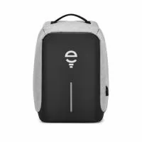 Mochila confeccionada em tecido Oxford, resistente e adequada para uso diário, trabalho ou viagens. Conta com conector USB externo acoplado a cabo interno, permitindo carregar dispositivos móveis com praticidade (requer power bank, não incluso). Na alça de ombro, possui um mini bolso com zíper para pequenos itens de acesso rápido, como cartões ou chaves. Inclui também alça traseira para acoplar em malas de viagem e faixa refletiva para maior visibilidade em ambientes com pouca luz. Seu interior é bem estruturado, com compartimentos dedicados para celular, tablet, bolso com zíper e cinto elástico organizador. O espaço acolchoado para notebook comporta dispositivos de até 33x25cm, proporcionando segurança contra impactos leves.