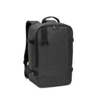 Mochila desenvolvida para cumprir as dimensões exigidas pelas companhias aéreas, permitindo-lhe viajar com tudo o que necessita como bagagem de mão. Composta em poliéster reciclado (rPET) 600D de alta densidade, com acabamento repelente à água, e forro em poliéster reciclado (rPET) 210D. Possui um compartimento principal amplo para roupa, um compartimento totalmente almofadado para um notebook até 14" e um bolso frontal. A mochila oferece-lhe um maior conforto nas suas viagens devido à sua pega superior almofadada, cintas de compressão nas laterais que lhe permite ajustar a dimensão da mochila ao seu volume e a parte posterior em malha com alça para trolley. A parte frontal dispõe de uma peça para pendurar um objeto, como, por exemplo, um Squeeze com mosquetão