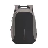 Mochila anti-furto de poliéster. Pensando na segurança do usuário foi confeccionado o compartimento principal na área traseira, impossibilitando a abertura do produto mesmo com a mochila na costa do usuário. Possui dispositivo com entrada USB na parte externa com cabo USB acoplado internamente; permitindo a conexão de um carregador portátil na área interna e a conexão de um eletrônico na área externa, viabilizando a carga e utilização do eletrônico enquanto caminha. Área interna do compartimento principal: bolso para notebook de 15,6 polegadas, bolso para tablet, quatro bolsos para acessórios, possui nas laterais internas sistema de velcro, maximizando a segurança da mochila. Parte frontal com faixa refletiva, alças para as costas ajustáveis revestidas com espuma para um maior conforto sendo uma delas com bolso de zíper, alça para mãos e alça horizontal para encaixe em malas de viagem.